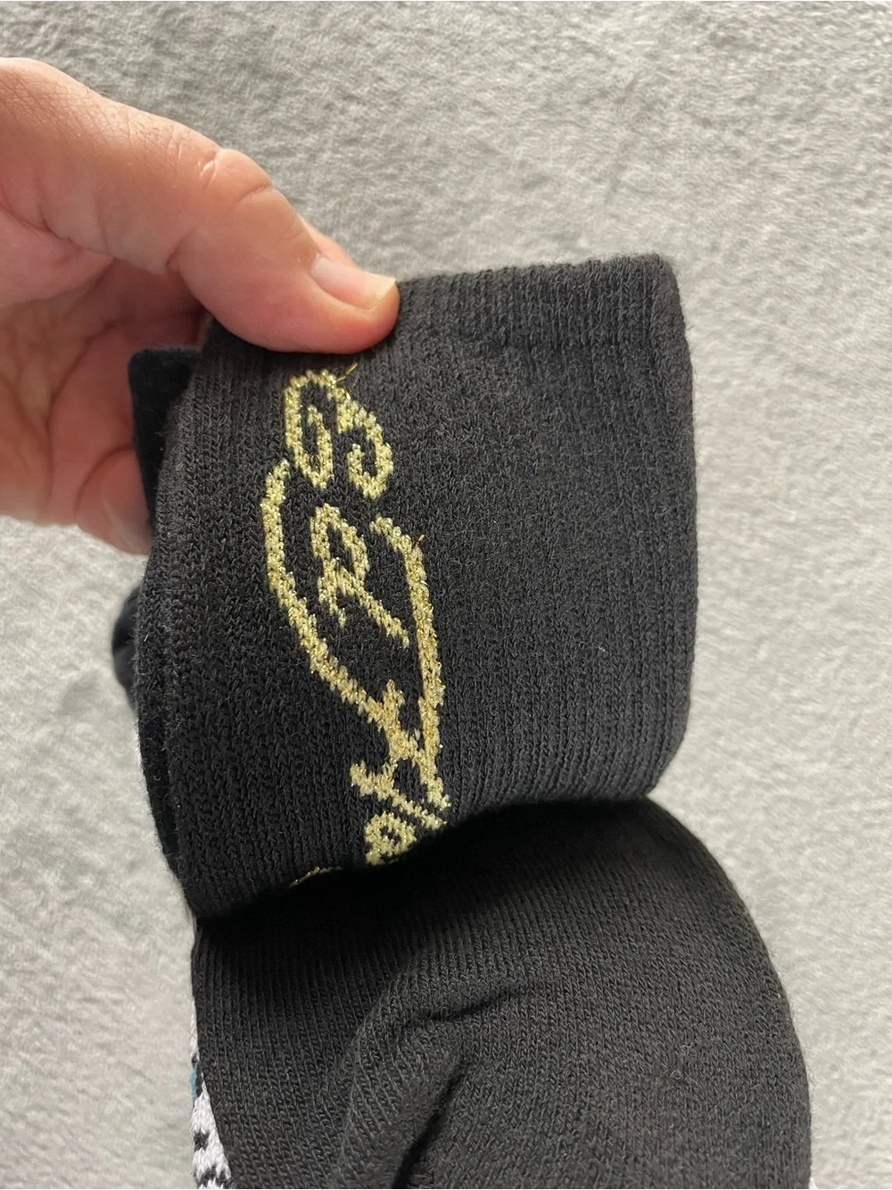 Ed Hardy Mens Cushioned Crew Socks 5 Pair (3 Black, 2 White)